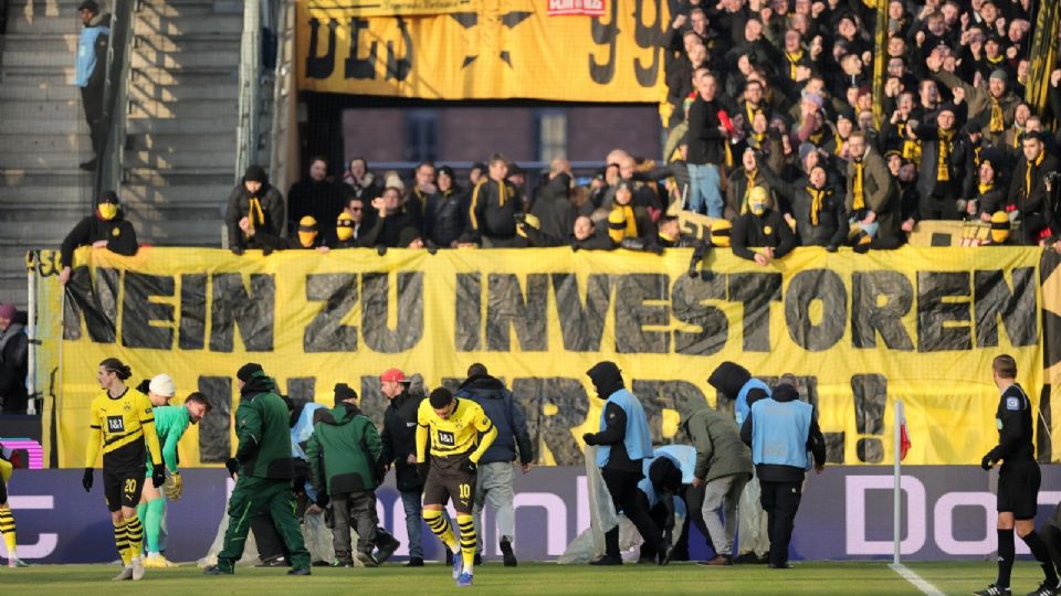 La Bundesliga empieza a tener muchos problemas con los aficionados, ya que han estado deteniendo los partidos desde antes del parón invernal, en forma de protesta por la posible inversión de un grupo extranjero para la siguiente temporada.