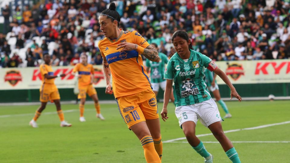 Jennifer Hermoso marcó sus primeros dos goles con Tigres sobre el León.