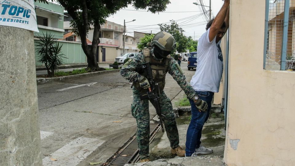 Operativo militar en los exteriores del Base Aerea de Guayaquil, tras la llegada de los familiares del líder criminal ecuatoriano José Adolfo Macías Villamar 'Fito', líder de la banda 'Los Choneros'.