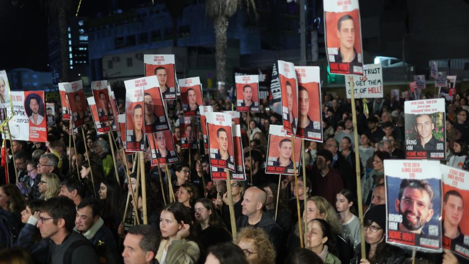 Los manifestantes participan en una manifestación que pide la liberación inmediata de los rehenes israelíes retenidos por Hamás en Gaza.