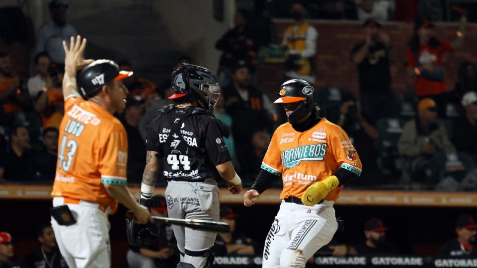 Los Naranjeros de Hermosillo combinaron bien un ataque de 10 imparables para vencer este sábado por 8-2 a los Venados de Mazatlán.