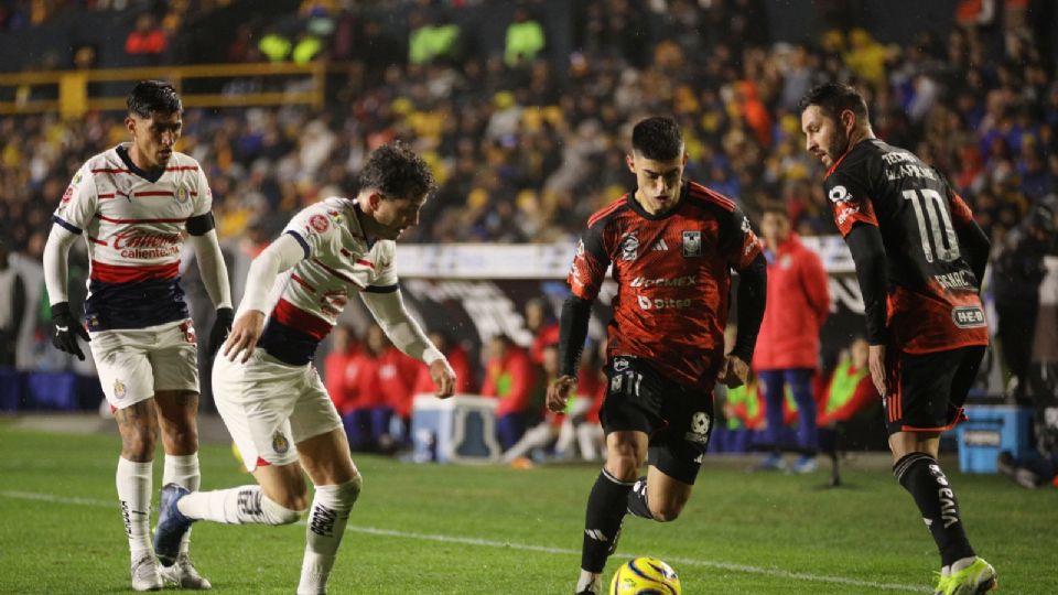 Juan Brunetta tuvo su primer partido como felino en el Estadio Universitario.