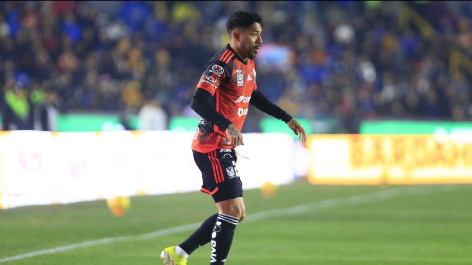 Javier Aquino salió por lesión en el partido ante Chivas y, a falta de estudios, se trataría de un esguince de rodilla.