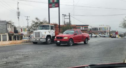 Grúa estacionada en lugar prohibido obstruye vialidad en Santa Catarina