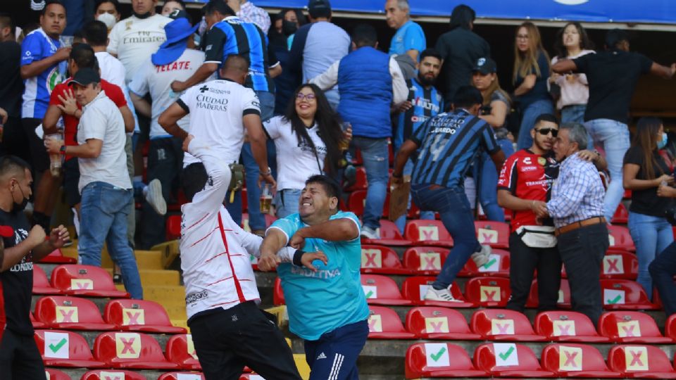 Pelea entre aficiones de Querétaro y Atlas en el 2022.