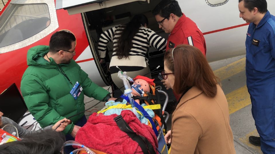 Equipo médico trasladó a un maniquí para hacer la simulación ECMO.