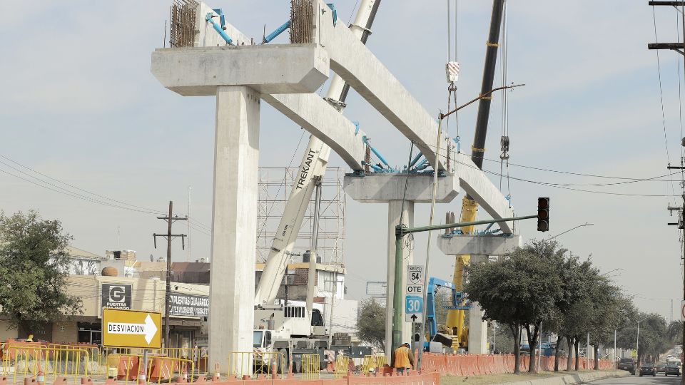 Colocación de la primera viga en construcción de la Línea 6 del Metro.