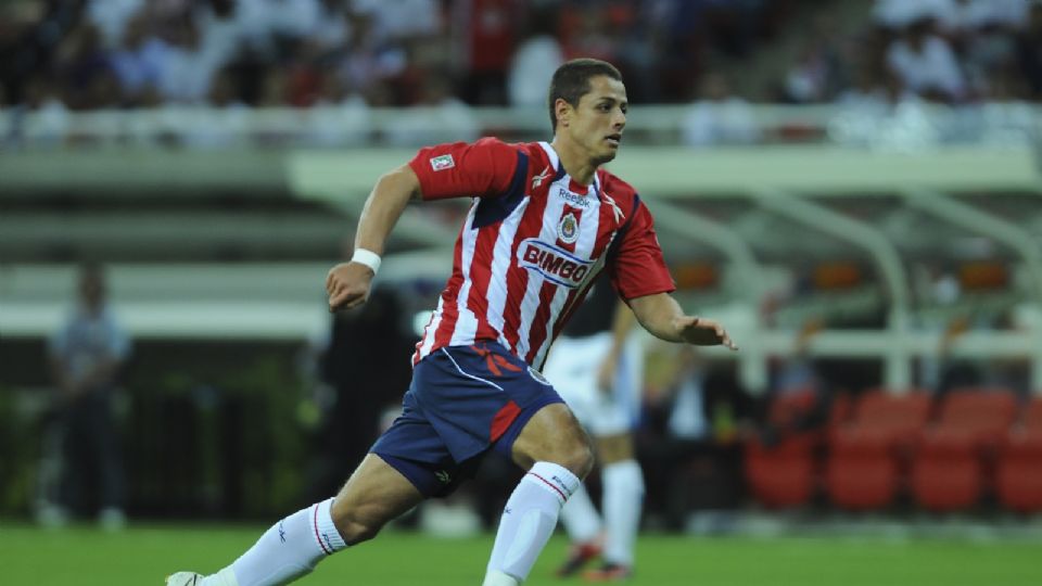 Javier ‘Chicharito’ Hernández disputando un partido con Chivas en el 2010.