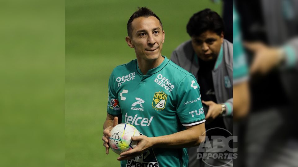 El centrocampista Andrés Guardado prometió dar lo mejor de sí por el verde del León con el que fue presentado como nuevo jugador.