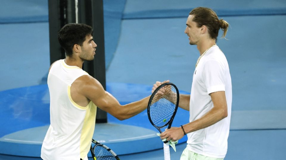 Carlos Alcaraz se saluda con Alexander Zverev, tras su enfrentamiento en el Abierto de Australia