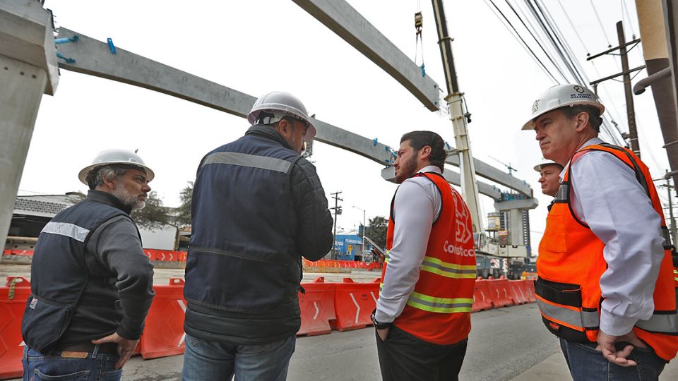 Samuel García supervisa construcción de la Línea 6 del Metro.