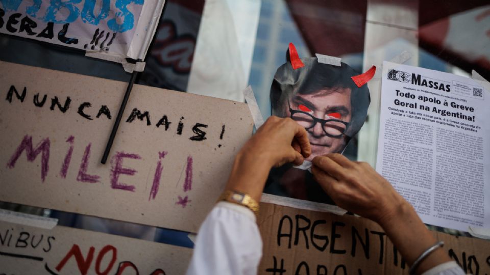 Manifestantes se reúnen hoy, frente al consulado argentino, en São Paulo (Brasil). Los sindicatos brasileños se manifestaron este miércoles enfrente a las representaciones diplomáticas de Argentina en São Paulo y Brasilia contra la política económica ultraliberal del presidente argentino, Javier Milei, y en apoyo a la huelga en el país vecino