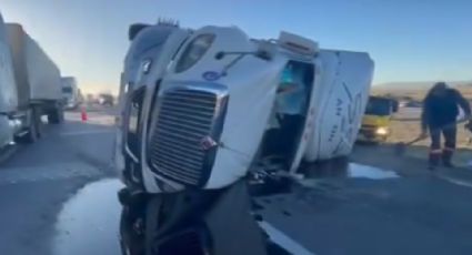 Tráiler con abarrotes vuelca en Galeana… y automovilistas surten su despensa