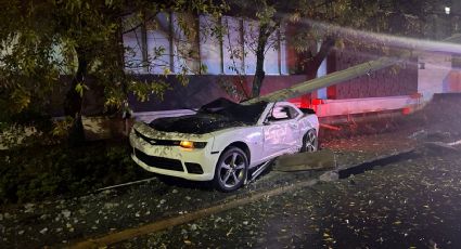 Conductor destroza su Camaro al derribar 3 postes de luz en Monterrey