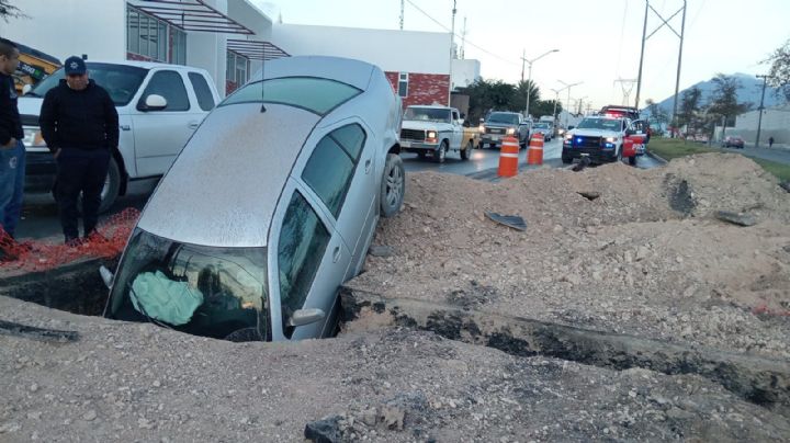 Conductor cae a zanja en Escobedo; resultó con heridas leves