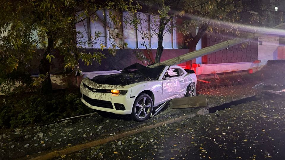 Auto Camaro estrellado con postes de luz en Monterrey