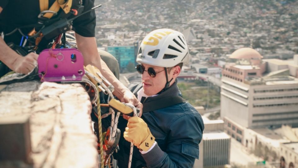 Luis Donaldo Colosio Riojas escaló a rappel del monumento de unos 70 metros de altura