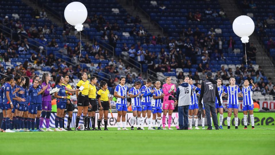 Previo al partido entre Rayadas y Cruz Azul en el Estadio BBVA, se guardó un minuto de silencio que se convirtió en aplausos en memoria de Maribel Mercado, la aficionada que murió atropellada en Torreón.