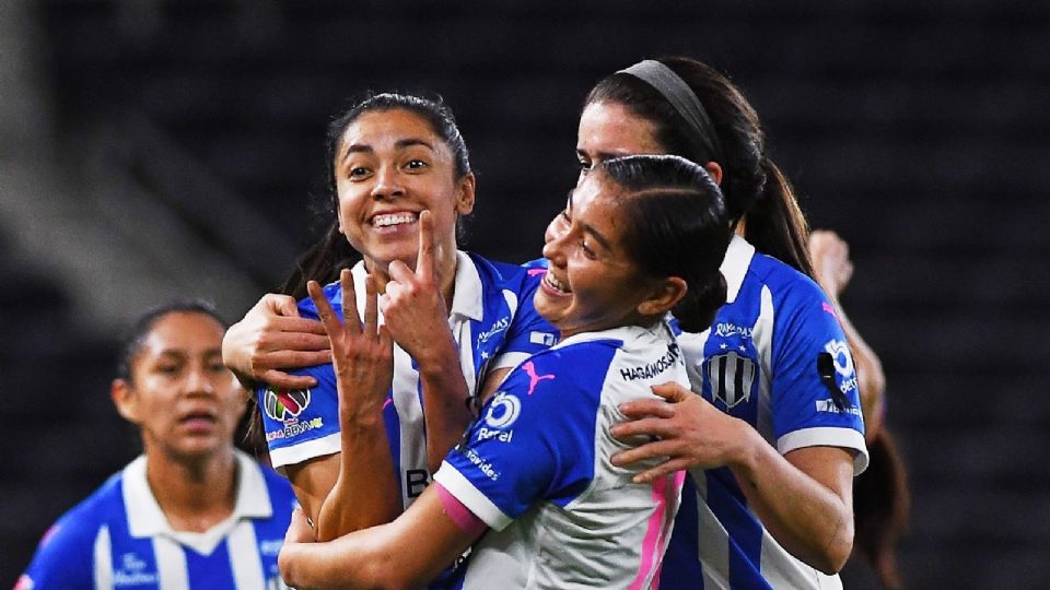 Ana Lucía Martínez celebra con Nicolé Pérez y Daniela Solís uno de sus dos goles ante Cruz Azul