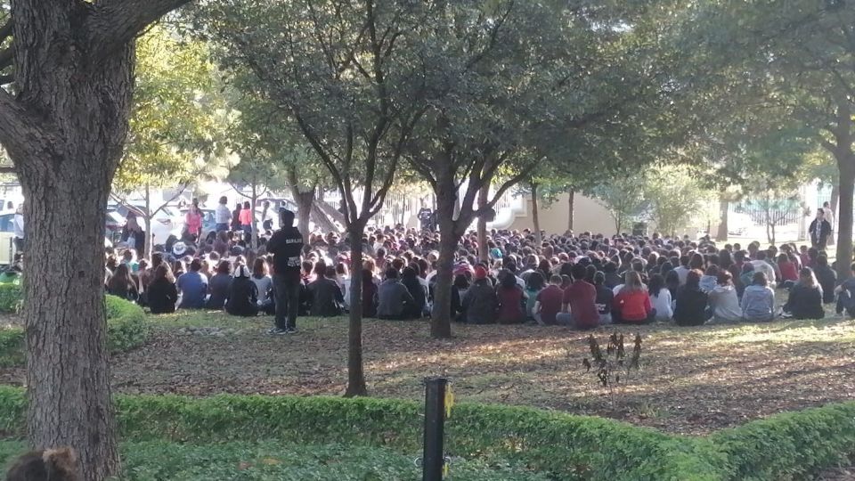 Alumnos son desalojados del edificio