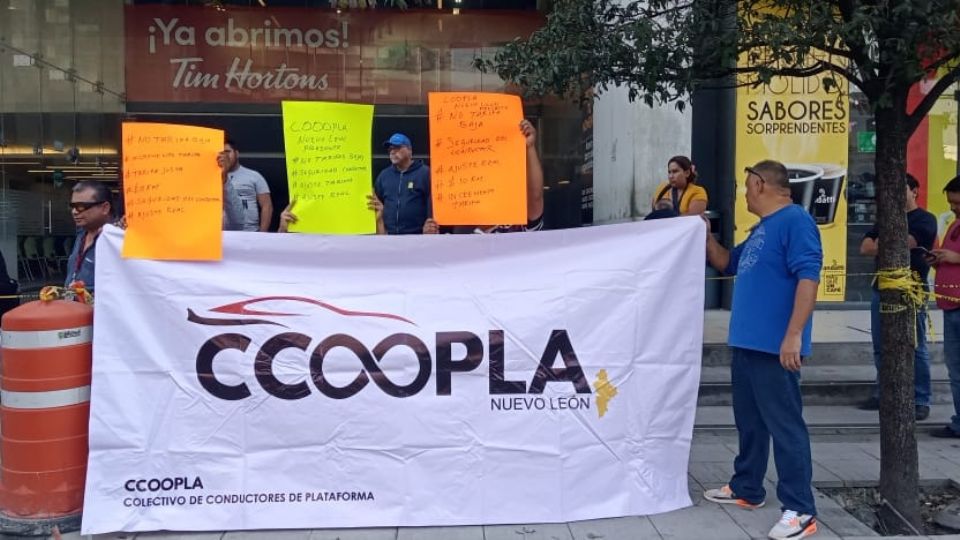 Un grupo de 20 choferes del Colectivo de Conductores de Plataforma de Nuevo León (CCOOPLA), se manifestó en el centro de Monterrey para demandar tarifas de cobro más justas.