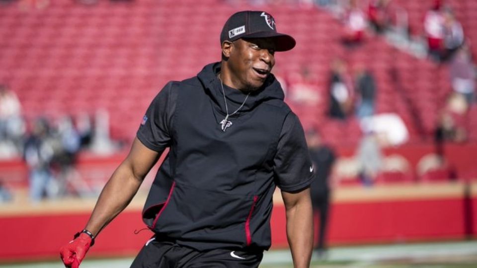 Raheem Morris, excoordinador defensivo de Los Angeles Rams, fue anunciado como el nuevo entrenador en jefe de Atlanta.