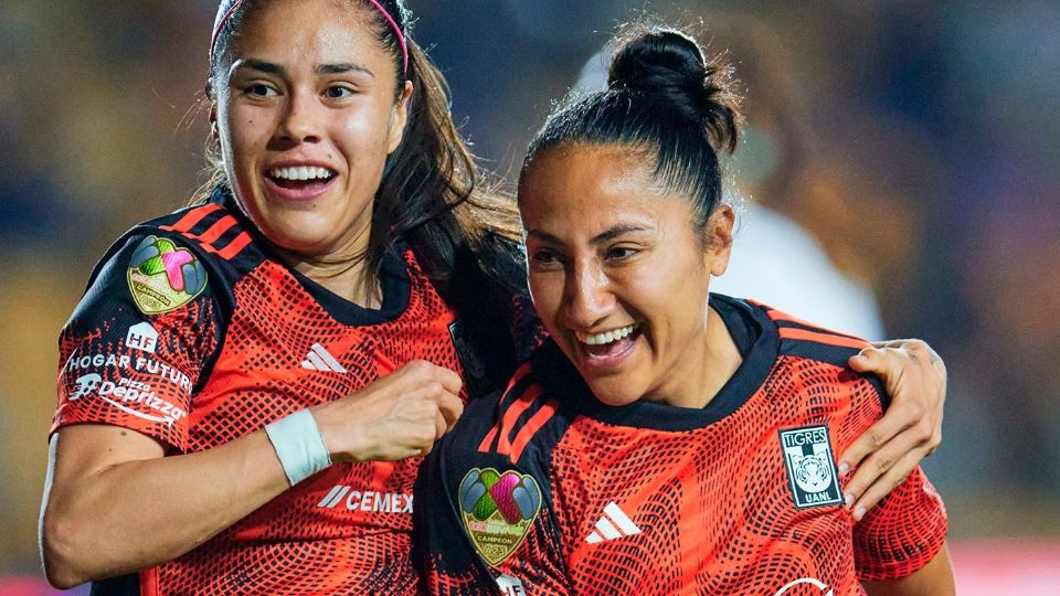 Jacqueline Ovalle y Stephany Mayor celebran una anotación frente a Tijuana en el Estadio Universitario