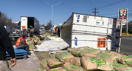 Vuelca tráiler en avenida Los Ángeles en San Nicolás; transportaba harina