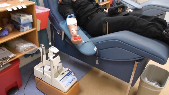Elementos de Fuerza Civil donan sangre a joven que fue atacada en el CIDEB de la UANL