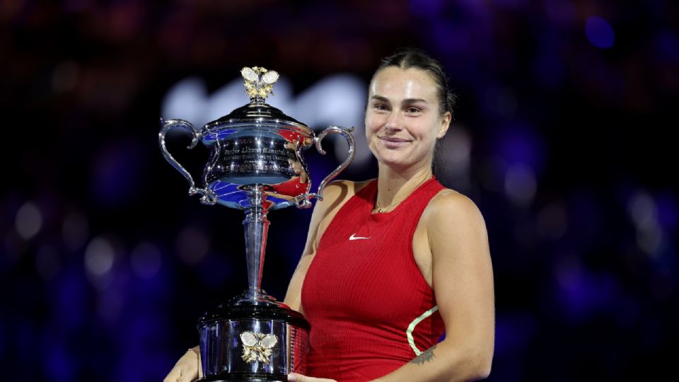 La bielorrusa Aryna Sabalenka retiene la corona en el Abierto de Australia tras batir a la china Qinwen Zheng en la final