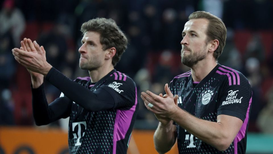 Thomas Müller y Harry Kane agradecen el apoyo de los aficionados tras el triunfo ante el Augsburgo