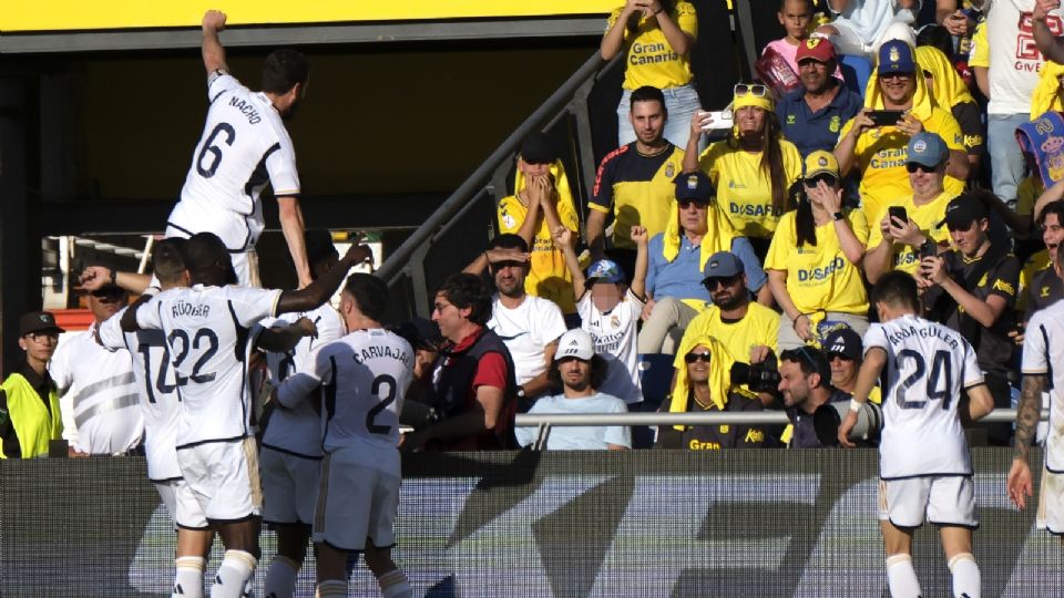 Los jugadores del Real Madrid celebran el gol del triunfo ante Las Palmas