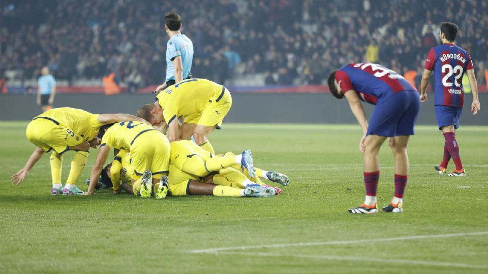 Los jugadores del Villarreal celebran el quinto gol del equipo frente el Barcelona en LaLiga