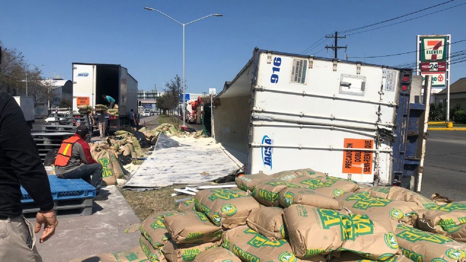 Vuelca trailer en San Nicolás