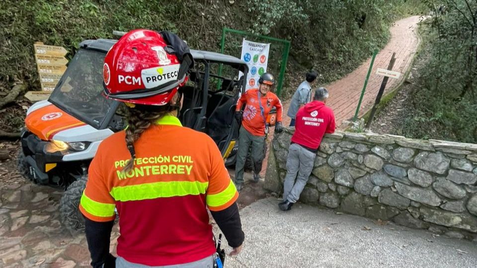 Elementos de Protección Civil de Monterrey en labores de rescate.