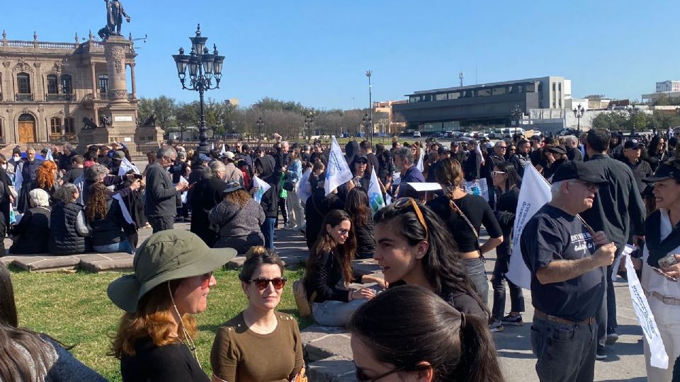 Realizan plantó en MacroPlaza por refinería Pemex