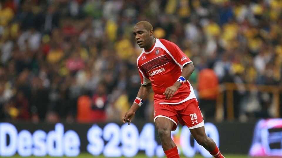 Luis Tejada, disputando un partido con el Toluca durante el Apertura 2012.