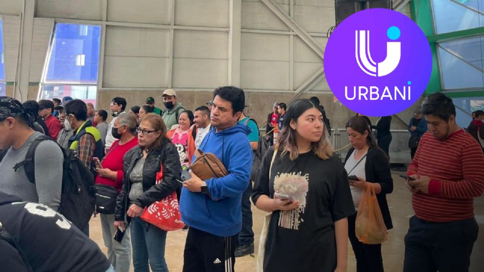 Usuarios acuden a recibir 225 pesos para utilizar transporte público