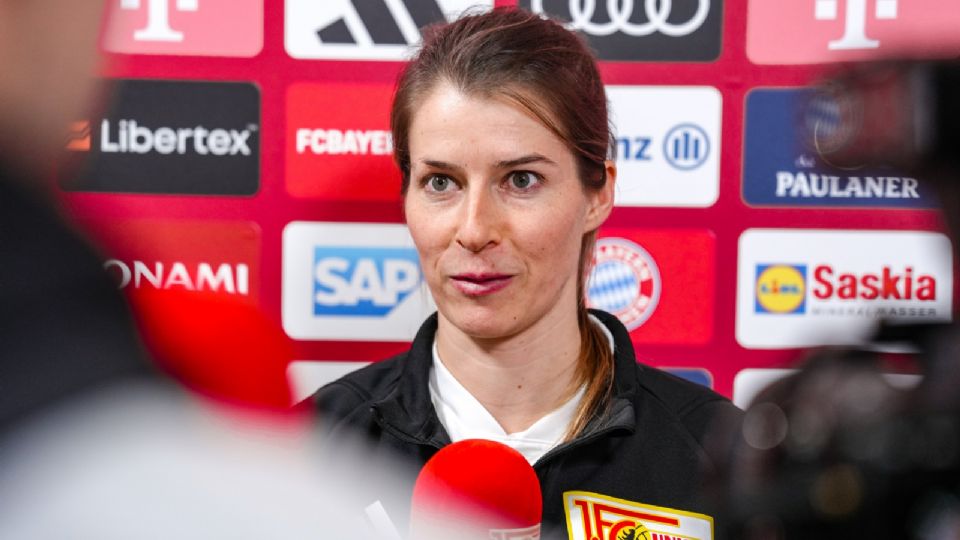 Marie-Louise Eta se convirtió el domingo en la primera mujer en dirigir y ganar un partido en la historia de la Bundesliga.