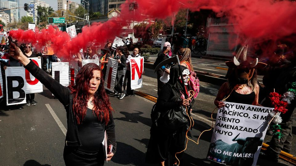 Manifestantes marchan en rechazo a la reapertura de corridas de toros en la Ciudad de México.