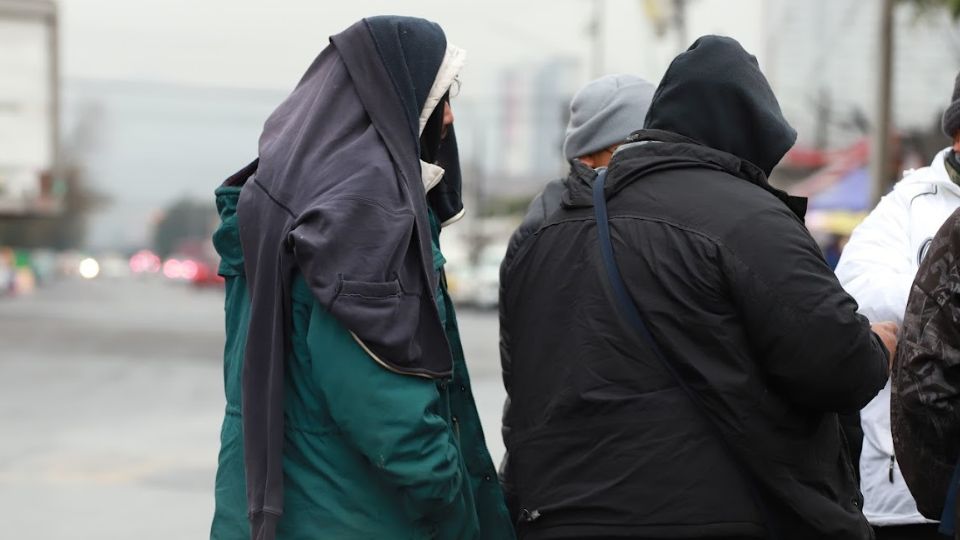 Personas abrigadas ante clima frío en el ambiente