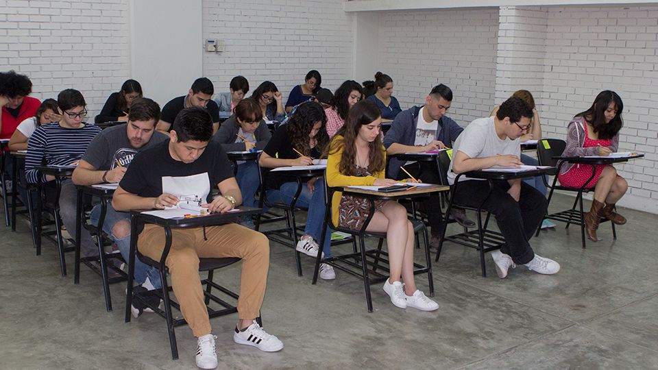 Jóvenes presentan examen de ingreso a facultad | UANL