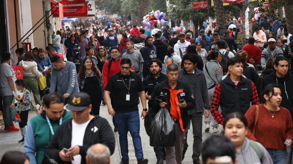 Personas caminando por el centro de Monterrey.