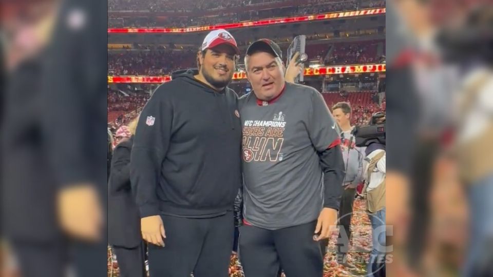 El linero ofensivo mexicano vivió un momento emotivo con su padre, donde le regaló el jersey de campeón de la conferencia nacional de la NFL.