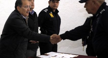 Escobedo reconoce y rinde a homenaje a policías con larga trayectoria