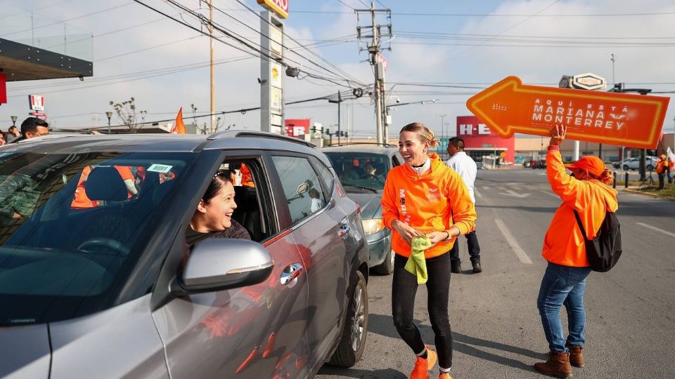 Mariana Rodríguez realizando el pegoteo en Monterrey.