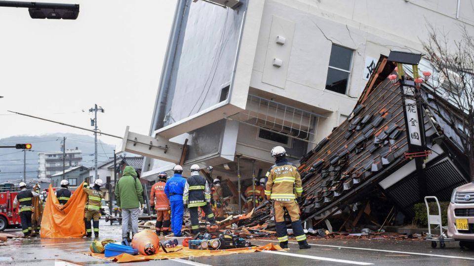 Equipos de rescate buscan algún superviviente entre los escombros de un edificio derruido de Wajima.