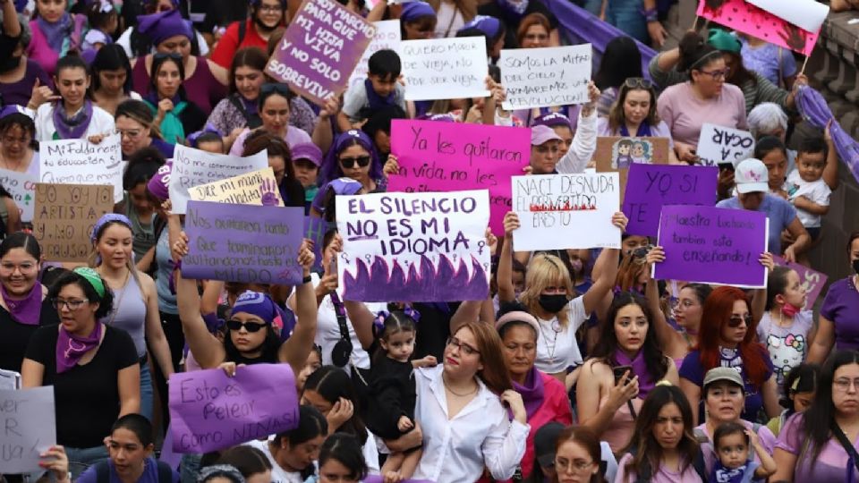 Mujeres protestando contra la violencia en NL.