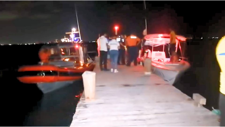 Autoridades se movilizaron a la Isla Mujeres en Cancún, donde un catamarán se hundió dejando cuatro muertos.