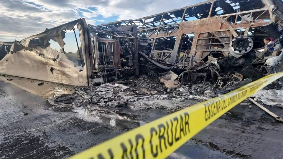 Autobús de pasajeros se incendió tras chocar contra un tráiler en Sinaloa; 22 personas murieron